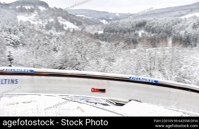 09 January 2022, North Rhine-Westphalia, Winterberg: Bobsleigh: World Cup, two-man bobsleigh, women, 1st run. Mingming Huai and Xuan Wang from China are driving...