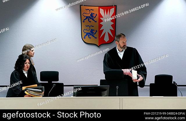 19 December 2023, Schleswig-Holstein, Itzehoe: Johann Christoph Lohmann, presiding judge at the regional court, and Nasim Sohrabi (front left)