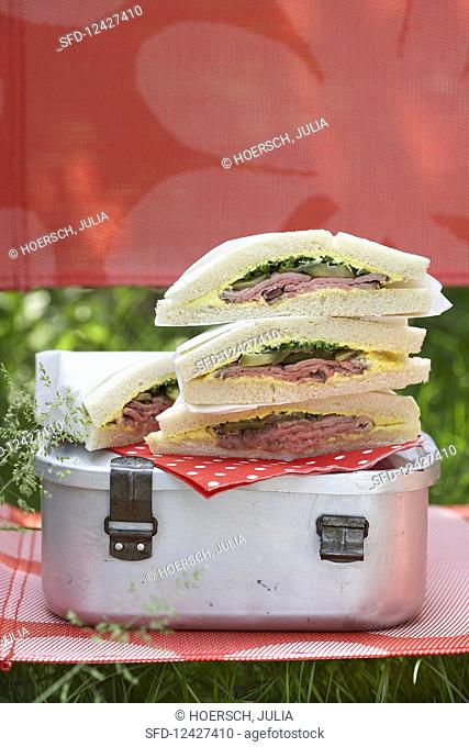 Tramezzini with roast beef for a picnic