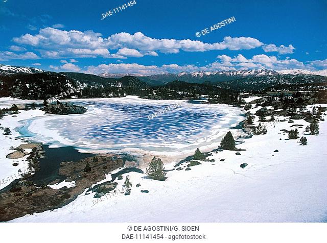 Lac des Bouillouses in winter, Pyrenees, Languedoc-Roussillon, France