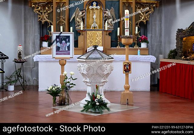31 December 2022, Bavaria, Marktl: The baptismal font of Pope Emeritus Benedict XVI stands in the Church of St. Oswald. Pope Emeritus Benedict XVI died at the...