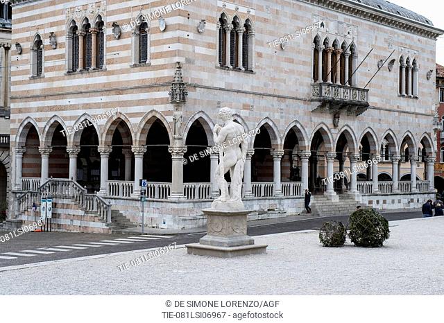 Italy, Friuli Venezia Giulia, Udine, Piazza Libertà, Loggia del Lionello and Ercole statue