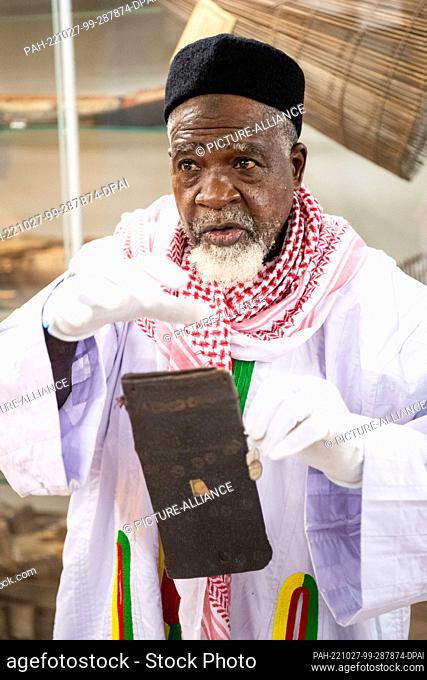 27 October 2022, Bremen: Hamidou Mohaman Bello, the Lamido of the Cameroonian city and urban region of Tibati, Cameroon, displays an amulet from the collection...