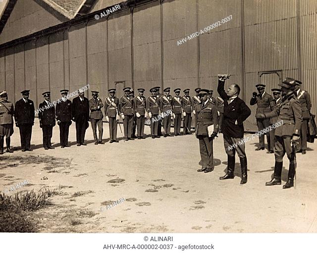Speech by Benito Mussolini, this Italo Balbo, the officers of the Air, shot 1928