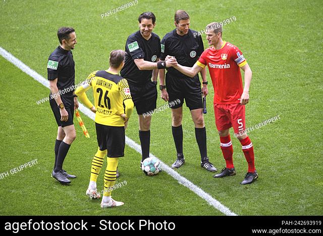 left to right Lukasz PISZCZEK (DO), referee Manuel GRAEFE (Grvssfe), Sven BENDER (LEV) choosing a place, all three had their last game, Soccer 1
