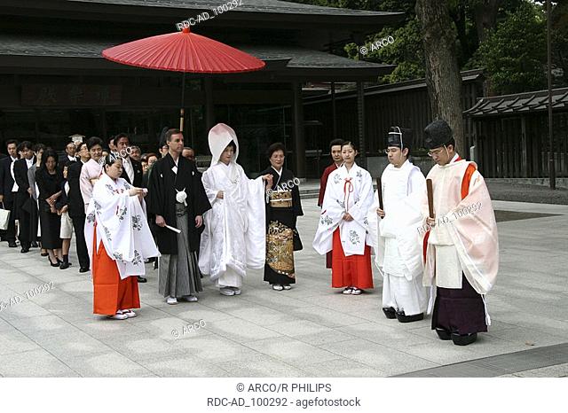 Pair in traditional japanese wedding dress with priests and guests Meijin Shrine Tokyo Japan Paar in traditioneller japanischer Hochzeitskleidung mit Priestern...