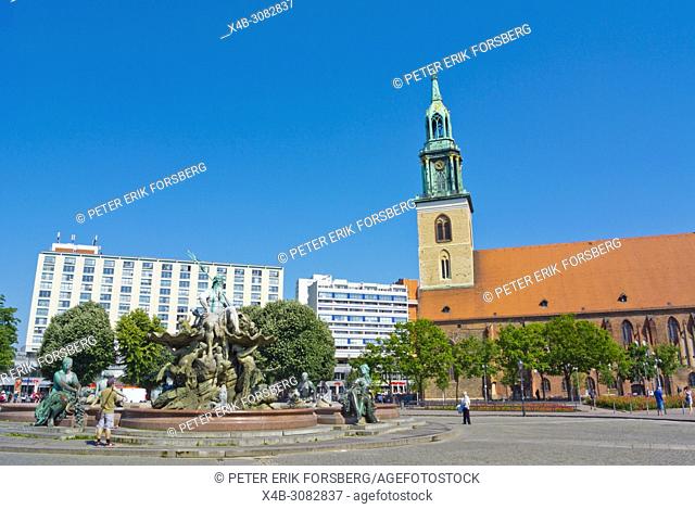 Neptunbrunnen ja St. Marienkirche, Alexanderplatz, Berlin, Germany