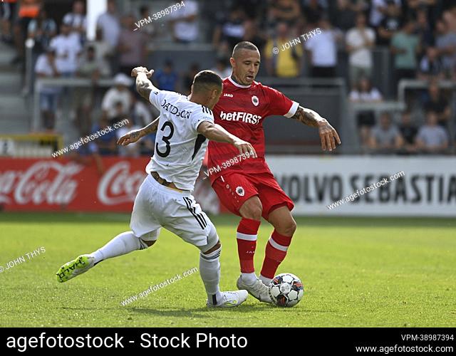 Eupen's Jason Davidson and Antwerp's Radja Nainggolan fight for the ball during a soccer match between KAS Eupen and Royal Antwerp FC RAFC