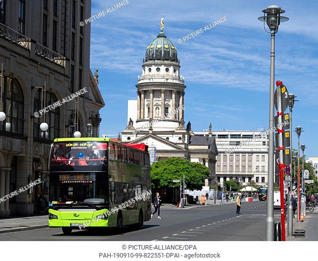 12 May 2019, Berlin: A bus line 1 of the Hop-on-Hop-off Sightseeing Tour runs from the Gendarmenmarkt on Markgrafenstraße