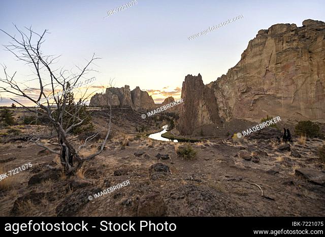 Sunset, Crooked River, Canyon with rock formations, The Red Wall, Smith Rock State Park, Oregon, USA, North America