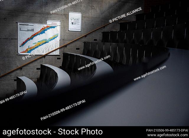 PRODUCTION - 28 April 2021, Hessen, Fulda: Light falls on an isotope panel in a lecture hall at Fulda University of Applied Sciences