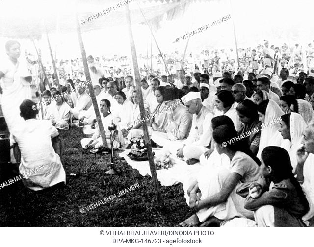 On 31st January 1948 at Rajghat in New Delhi , Sucheta Kripalani , Abdul Kalam Maulana Azad , Jawaharlal Nehru and Mridulabehn Sarabai , India NO MR
