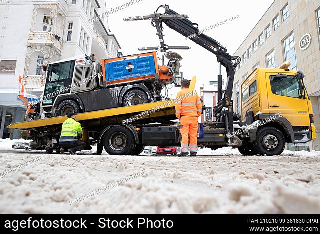 10 February 2021, North Rhine-Westphalia, Bielefeld: A vehicle from the winter service is towed away. The coldest place in North Rhine-Westphalia in the night...