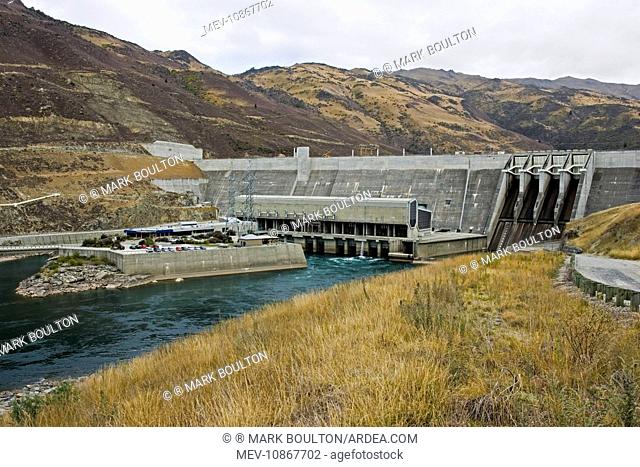 Dam - view of Clyde Dam and Lake Dunstan. New Zealand. opened in 1994 New Zealand's third largest hydroelectric dam and the largest concrete gravity dam with a...