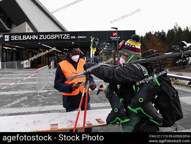19 November 2021, Grainau: Skiers arrive at the 2G control at the Talstadion. Germany's highest ski resort on the Zugspitze started the winter season 2021/2022...