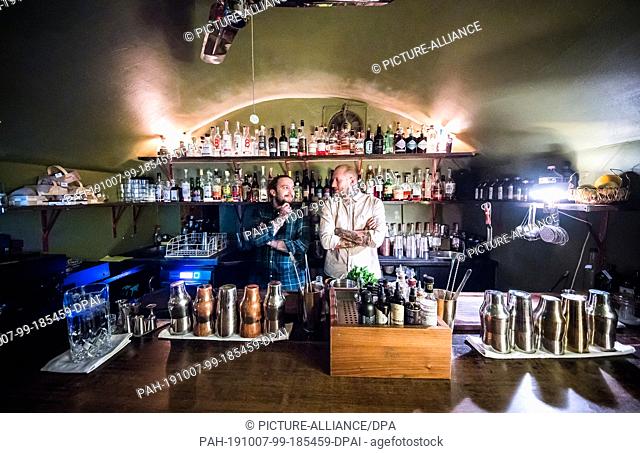 30 September 2019, Hessen, Frankfurt/Main: Joshua Besemer (l), barkeeper, and Michele Heinrich, bar manager, are behind the bar