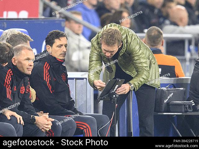 coach Julian NAGELSMANN (M) looks at a scene on a laptop, l. Co-coach Dino TOPPMOELLER (Toppmoller) (M) Soccer 1st Bundesliga, 15th matchday
