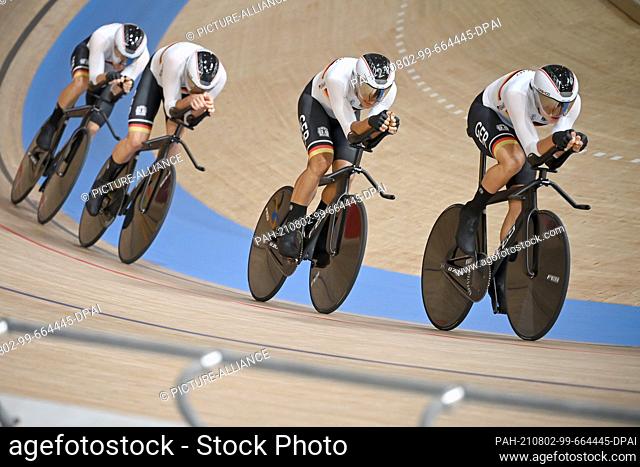 02 August 2021, Japan, Izu: Cycling: Olympics, track cycling, 4000m team pursuit, men, qualification, at the Izu Velodrome