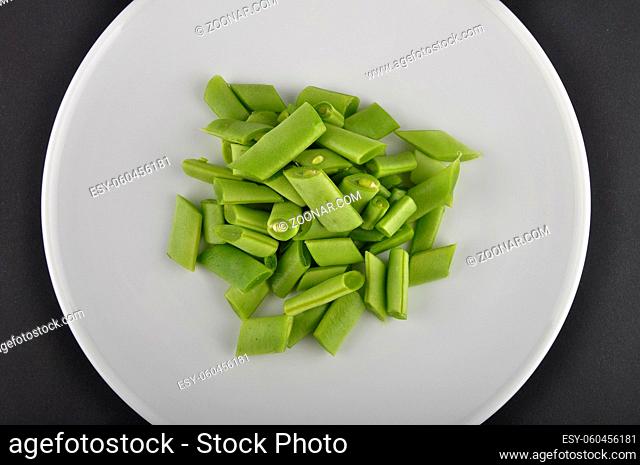 Stangenbohnen geschnitten auf Teller - Common beans cut on plate