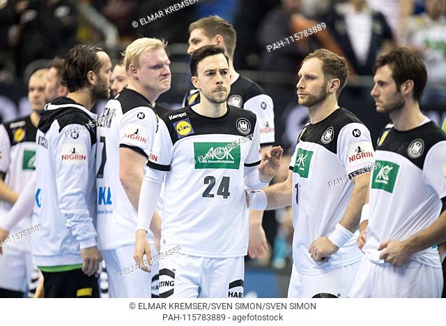 Patrick GROETZKI (mi., GER) and the German players are disappointed, disappointed, disappointment, disappointment, sad, frustratedriert, frustrated, hastate