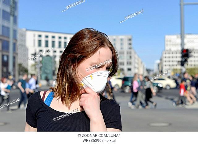 Frau mit Mundschutz   young woman with protective mask