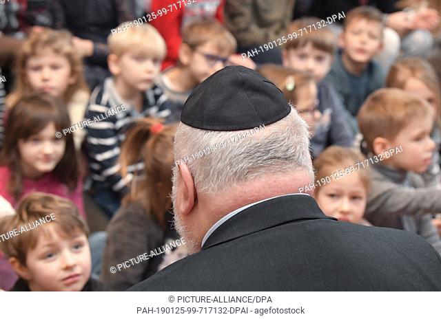 25 January 2019, Brandenburg, Cottbus: A rabbi speaks with children of the ""Moving Primary School"" before the ceremonial inauguration of the ""Butterfly...