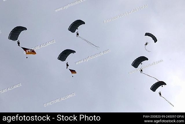 20 August 2020, Mecklenburg-Western Pomerania, Prerow: Paratroopers from Lower Saxony train over the Baltic Sea and then land on the Baltic beach