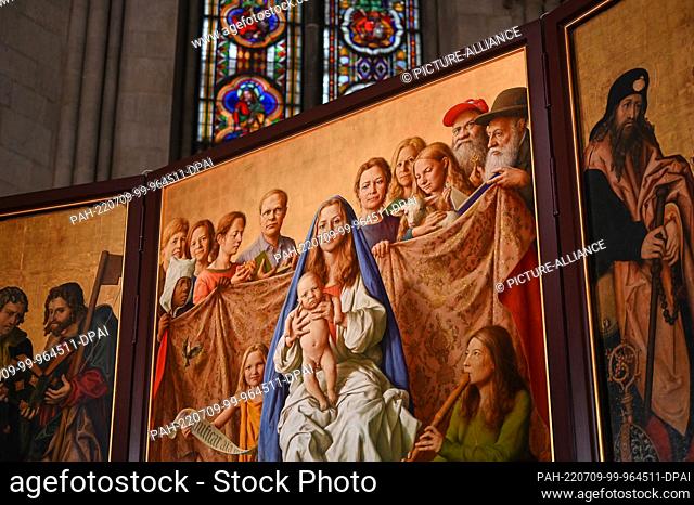 09 July 2022, Saxony-Anhalt, Naumburg: The newly created central section of the Marian altar in Naumburg Cathedral by Leipzig artist Michael Triegel