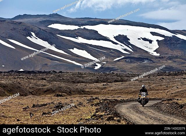 Motorrad auf Schotterpiste in wuestenhater Landschaft im Hochland im Sommer, Dyngjufjoell, Island, Europa