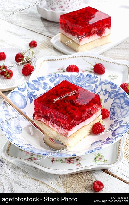 Light cake with raspberries and jelly