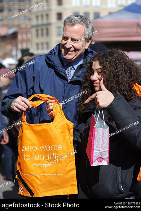 Union Square Park, New York, USA, February 28, 2020 - Mayor Bill de Blasio distributes reusable bags to New Yorkers at the Union Square Farmers Market on Friday