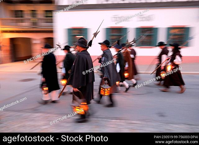 19 May 2023, Saxony, Zwönitz: Night watchmen walk down a street. From 19 to 21.05.2023, the 38th European Night Watchman and Turk Meeting of the guild of the...