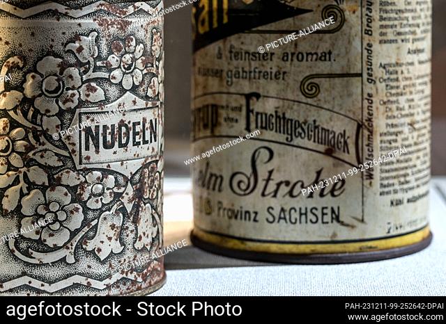 PRODUCTION - 08 December 2023, Saxony-Anhalt, Zörbig: The back of a tin can from the Zörbig juice factory with the words ""Noodles"" printed on it The can could...