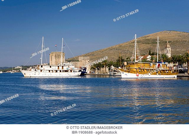 Excursion boats, Riva promenade, old town, UNESCO World Heritage Site, Trogir, Dalmatia, Croatia, Europe