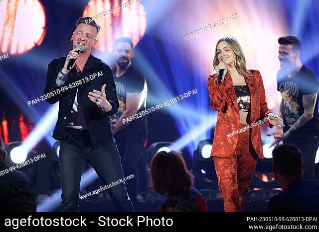 23 March 2023, Berlin: Musicians Sarah Zucker and Ben Zucker will be on stage and singing during the recording of the ARD show ""Verstehen Sie Spaß? The show...