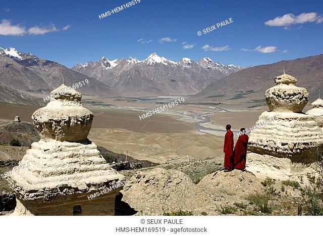India, Jammu and Kashmir, Zanskar, Zanskar mountains, mountaintop view of the Zanskar river and the Himalaya mountains in the background