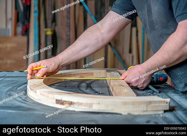 measuring wooden furniture by means of a winding meter during joinery production