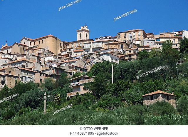 Stadt auf einem Huegel, Stadtpanorama von Nicotera, Kalabrien, Italien