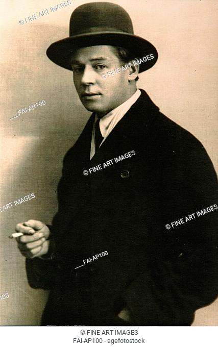 Portrait of the poet Sergei Yessenin (1895-1925). Nappelbaum, Moisei Solomonovich (1869-1958). Photograph. 1925. The State Museum of A. S