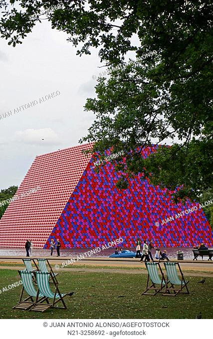 Christo's and Jeanne Claude's London Mastaba, a floating sculpture on the Serpentine Lake, Hyde Park. London, England, Great Britain