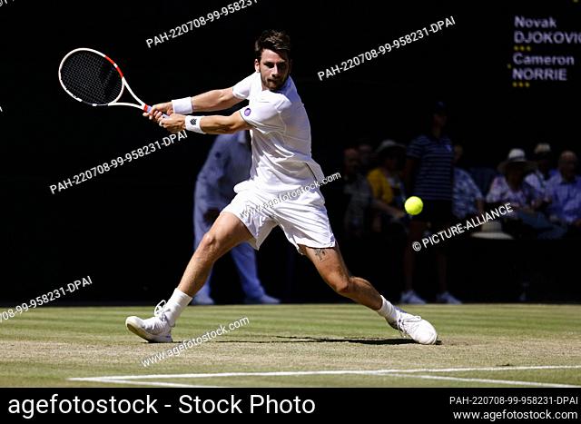 08 July 2022, Great Britain, London: Tennis: Grand Slam/WTA Tour/ATP Tour - Wimbledon, Singles, Men, Semifinals. Djokovic (Serbia) - Norrie (Great Britain)