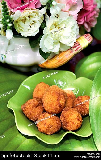Palline fritte al formaggio (fried cheese balls, Italy)