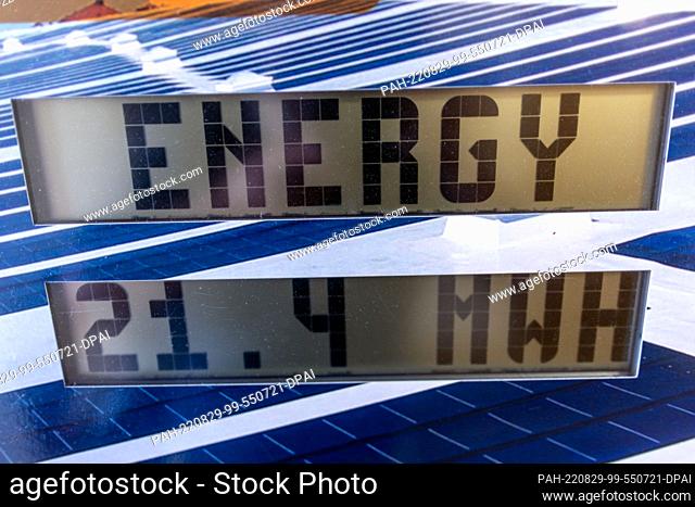 18 August 2022, Mecklenburg-Western Pomerania, Gülzow-Prüzen: The digital display of a solar plant in the Agency for Renewable Resources