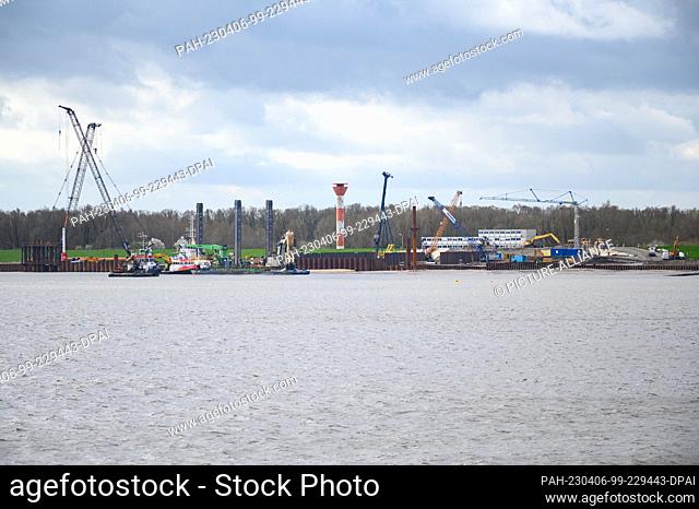 24 March 2023, Lower Saxony, Bützfleth: The construction site for a new gas terminal on the Elbe in Stade. This is where a jetty for liquefied gases (LNG) is to...