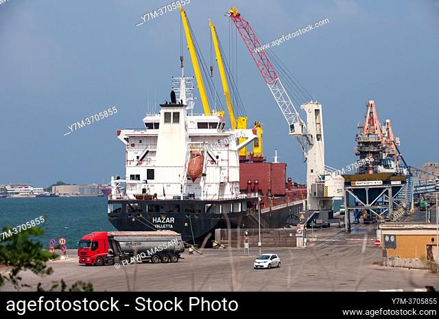 The shio Hazar unloading in the Brindisi port