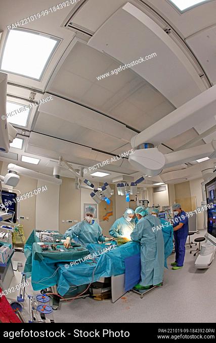 19 October 2022, Saxony-Anhalt, Wernigerode: A team of doctors operates in the new operating room of the Harzklinikum Dorothea Christiane Erxleben in...