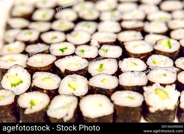 Sushi Hoso Maki vegetarisch mit Wasabi und Ingwer