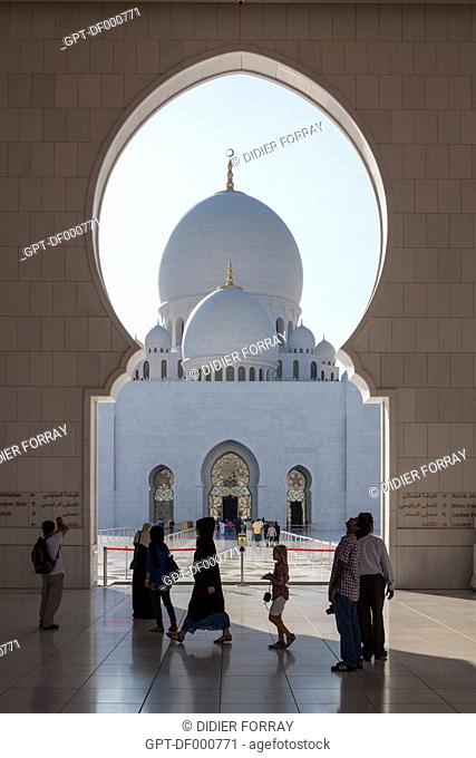 PILGRIMS AND VISITORS AT THE ENTRANCE TO THE SHEIKH ZAYED GREAT MOSQUE, ABU DHABI, UNITED ARAB EMIRATES, MIDDLE EAST