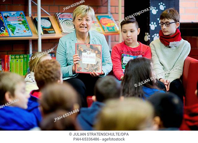Frauke Heiligenstadt, culture minister of the German state Lower Saxony, reads a book with pupils in the book club of Lehrte Integrated Comprehensive School in...