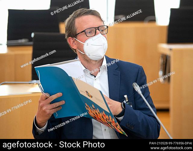 28 May 2021, Hessen, Wiesbaden: Expert witness Matthias Quent takes his seat before the start of the public part of the Lübcke inquiry committee in the...